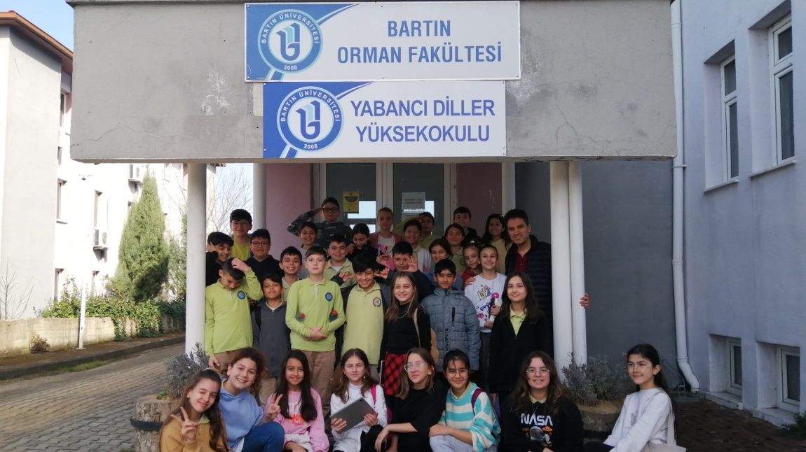 5-G sınıfı öğrencilerimiz Fen Bilimleri öğretmenimiz Osman Nuri CABUR eşliğinde Bartın Üniversitesi Orman Fakültesi'ni ziyaret etmişlerdir.